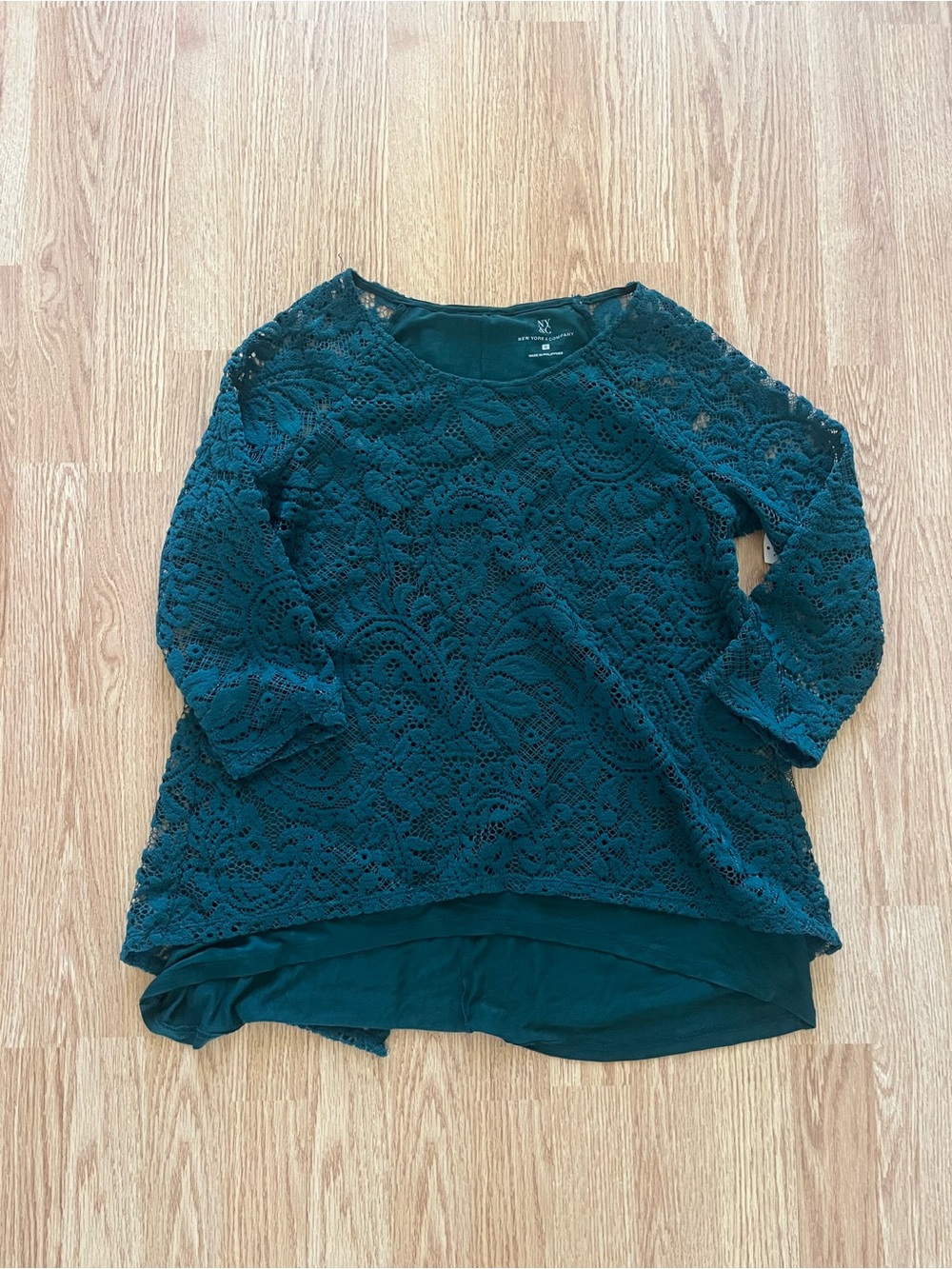 New York and Company NWT Green Lace Top with Undershirt